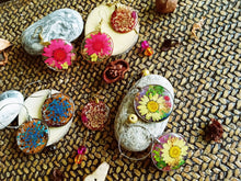 Load image into Gallery viewer, Sunshine Daisy, Dried Flower Earrings -  Spring Fiesta
