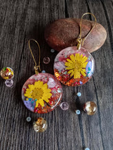 Load image into Gallery viewer, Delightful Daisy, Dried Flower Earrings -  Spring Fiesta Reloaded