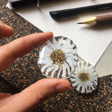 Load image into Gallery viewer, Daisy - Magnet Pin Pair