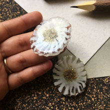 Load image into Gallery viewer, Daisy - Magnet Pin Pair