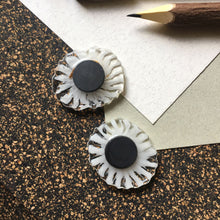 Load image into Gallery viewer, Daisy - Magnet Pin Pair