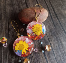 Load image into Gallery viewer, Delightful Daisy, Dried Flower Earrings -  Spring Fiesta Reloaded